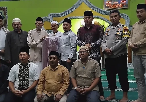 Bhabinkamtibmas Polsek Serang Hadiri Tarawih Keliling, Pererat Silaturahmi Warga