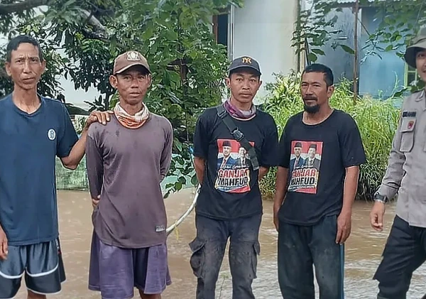 Personel Polsek Kramatwatu Pantau Wilayah Rawan Banjir di Serang Pasca Hujan Deras