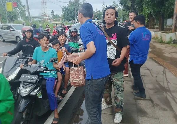 SMSI Tangsel Bagikan Seratus Paket Takjil di Depan Balaikota, Ajak Tebar Kebaikan Ramadan