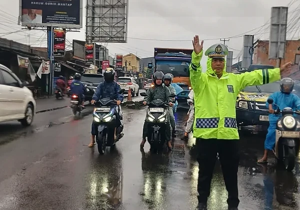 Polsek Kramatwatu Atur Lalu Lintas di Perempatan Serdang, Cegah Macet dan Kecelakaan