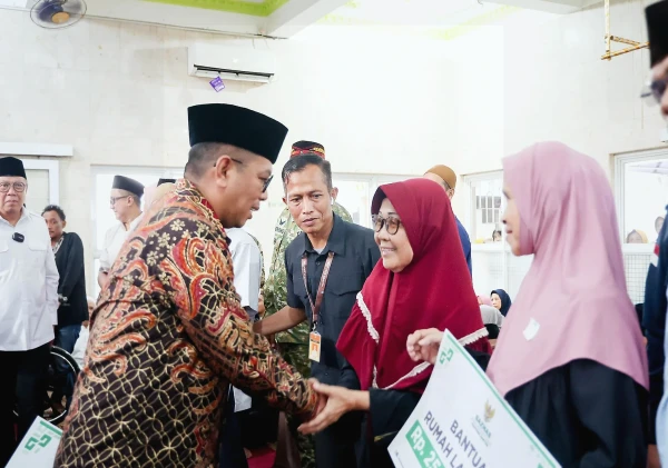 Gubernur Andra Soni Salurkan Bantuan Sosial di Safari Ramadan Tangsel