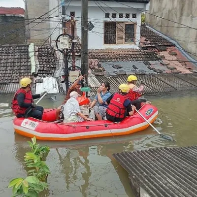 Petugas Gabungan Evakuasi Warga Terdampak Banjir di Kota Tangerang