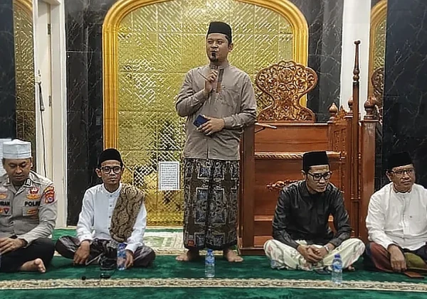 Polsek Waringinkurung dan Muspika Gelar Tarawih Kunjungan di Serang
