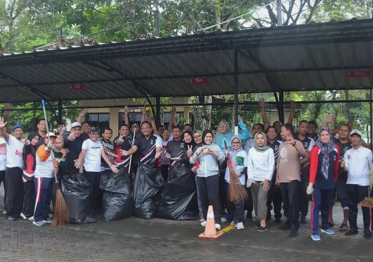 Pegawai Disperindag Banten Tetap Semangat Bersihkan Lingkungan di Tengah Gerimis