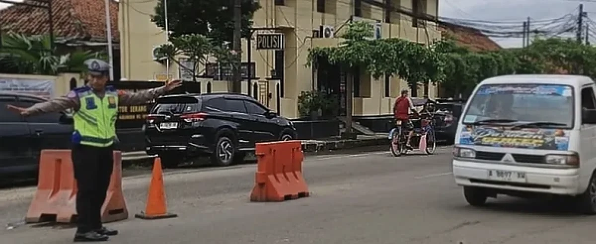Polsek Serang Atur Lalu Lintas di Simpang Polsek pada Jumat Pagi