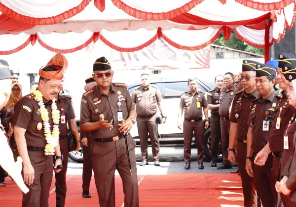 Kunjungan Supervisi Kajati Kepri ke Kejari Tanjungpinang Diwarnai Pembagian KIA, Bakti Sosial, dan Pemusnahan Narkotika