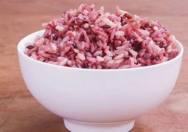 Mengunyah Sehat: Kenapa Banyak Orang Beralih ke Nasi Merah?