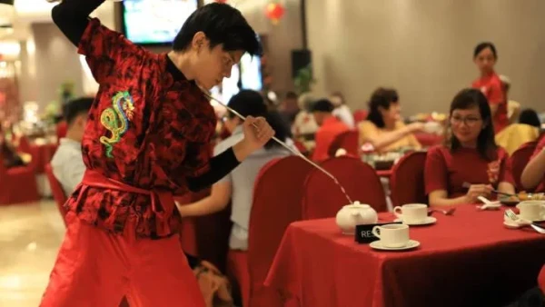 Novotel Tangerang Sajikan Kungfu Tea dan Salad Yee Sang Ceremony di Perayaan Imlek
